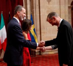 Su Majestad el Rey hizo entrega al Premio Princesa de Asturias de Investigación Científica y Técnica, Svante Paabo, de la insignia de la Fundación